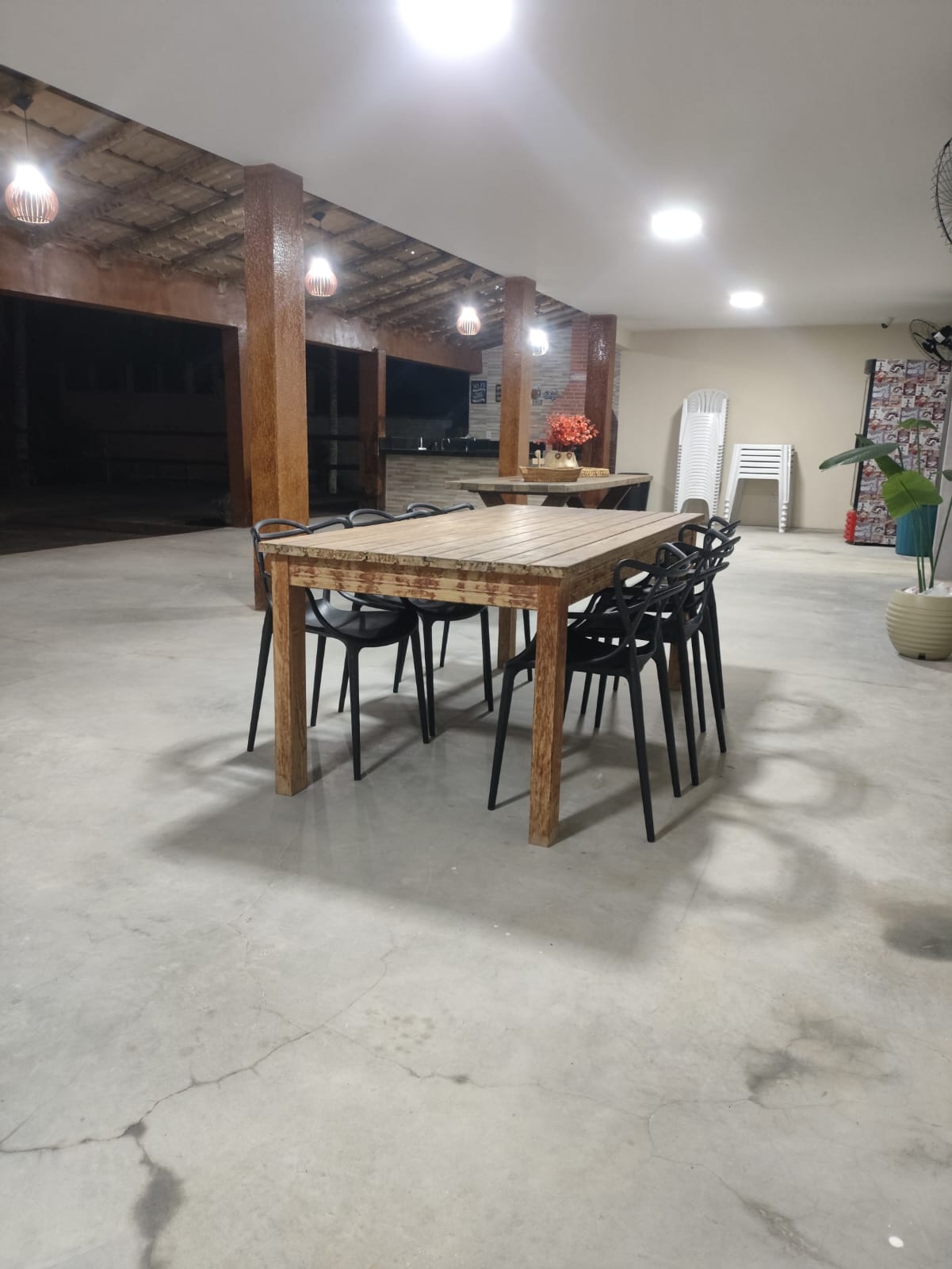 Salão de eventos com mesa de jantar