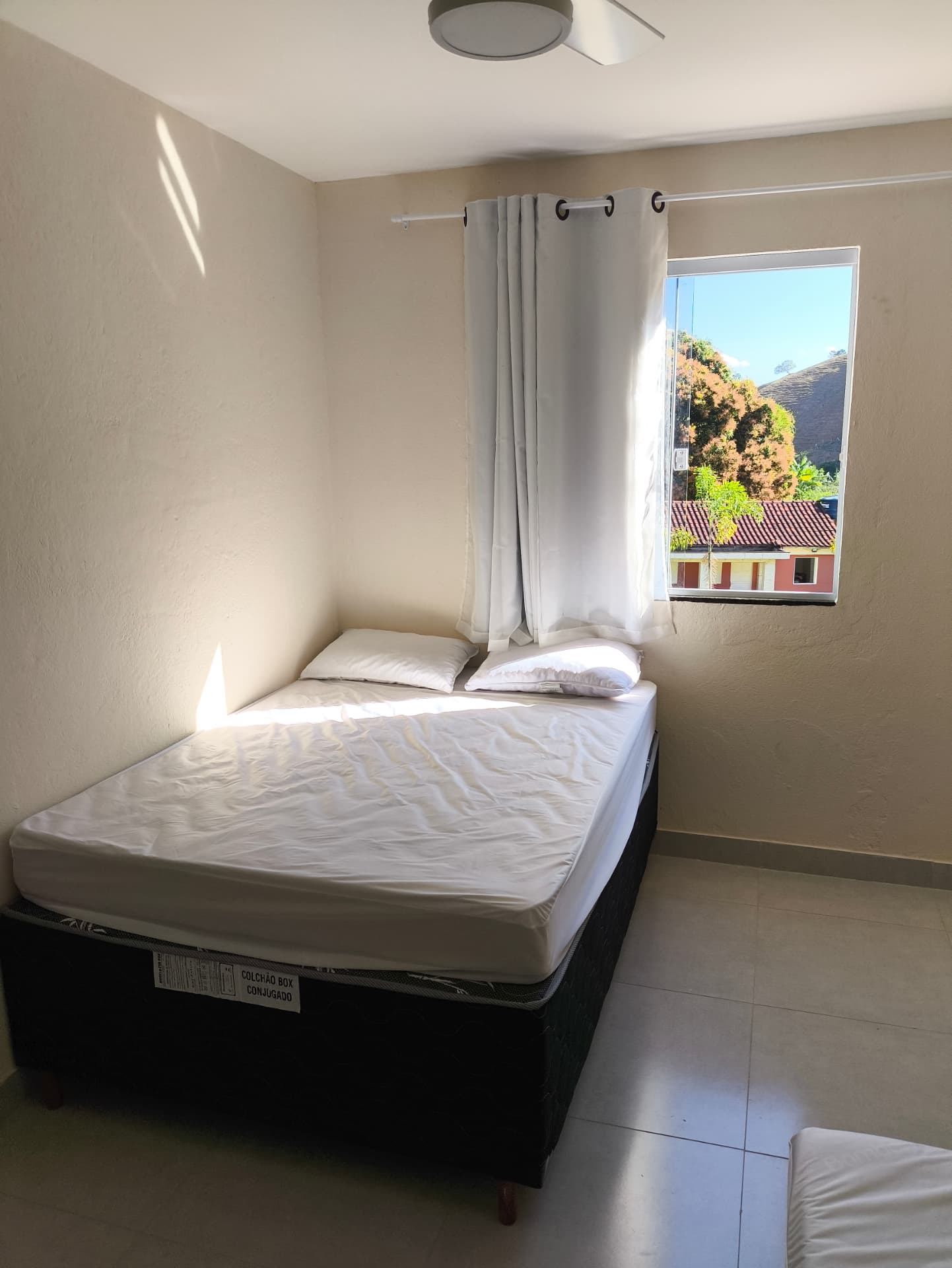 Suíte iluminada com vista para a natureza