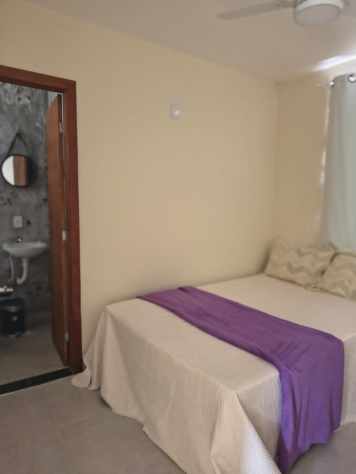 Suíte com cama de casal e banheiro privativo