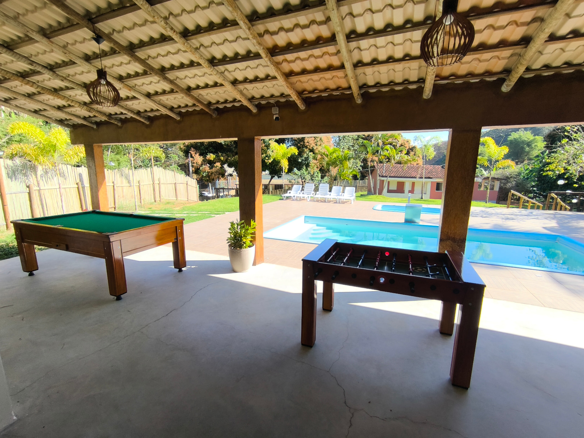 Área de lazer com mesa de sinuca e pebolim