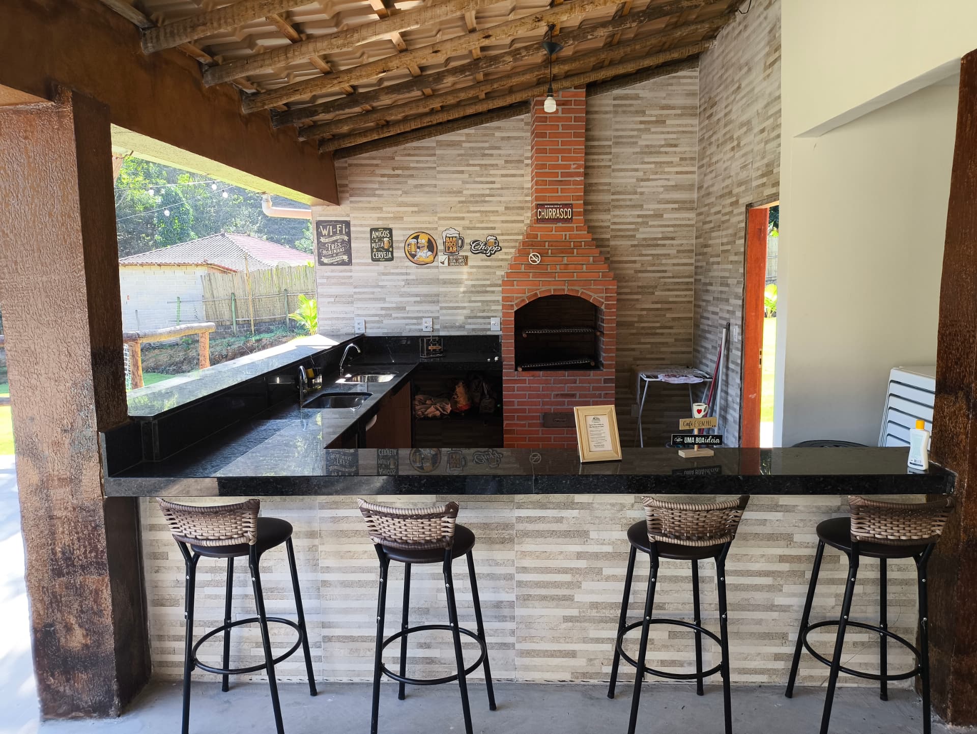 Bar com churrasqueira e banquetas