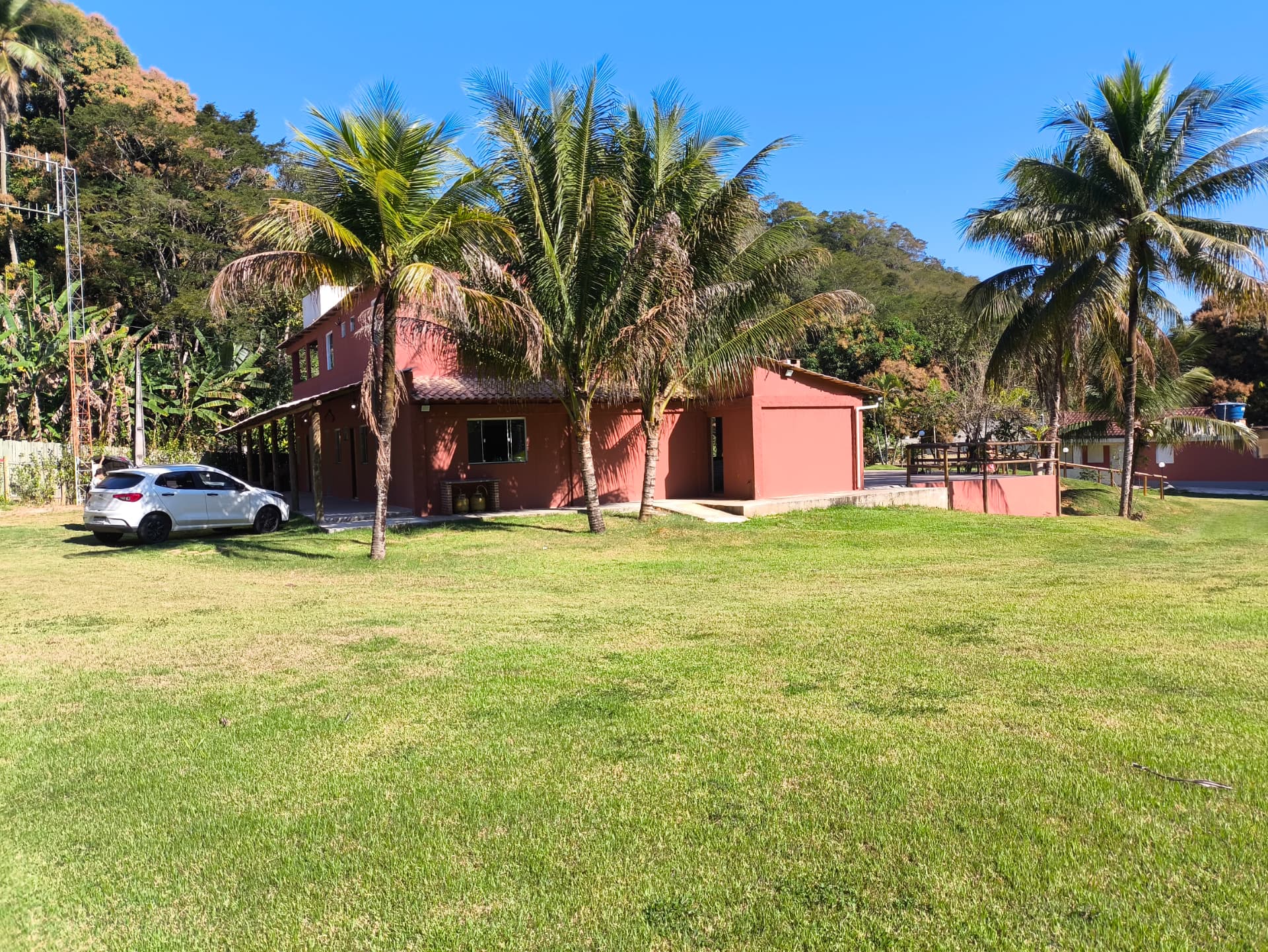 Sede entre coqueiros e amplo gramado