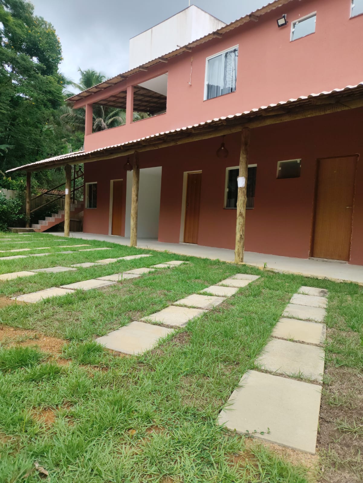 Fachada das suítes com jardim