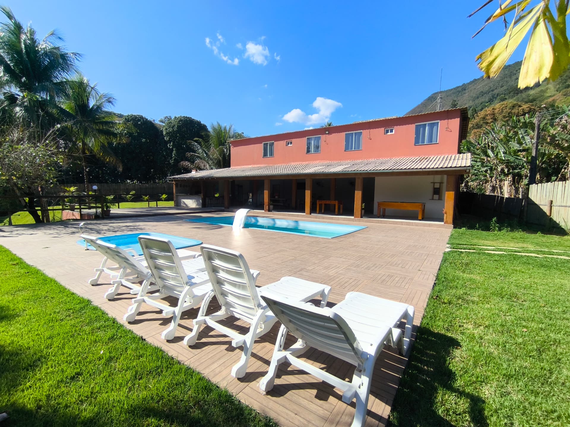 Piscinas e sede vistas do gramado