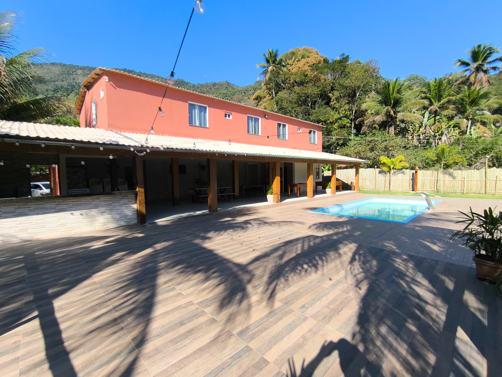 Piscina e varanda da sede em dia de sol