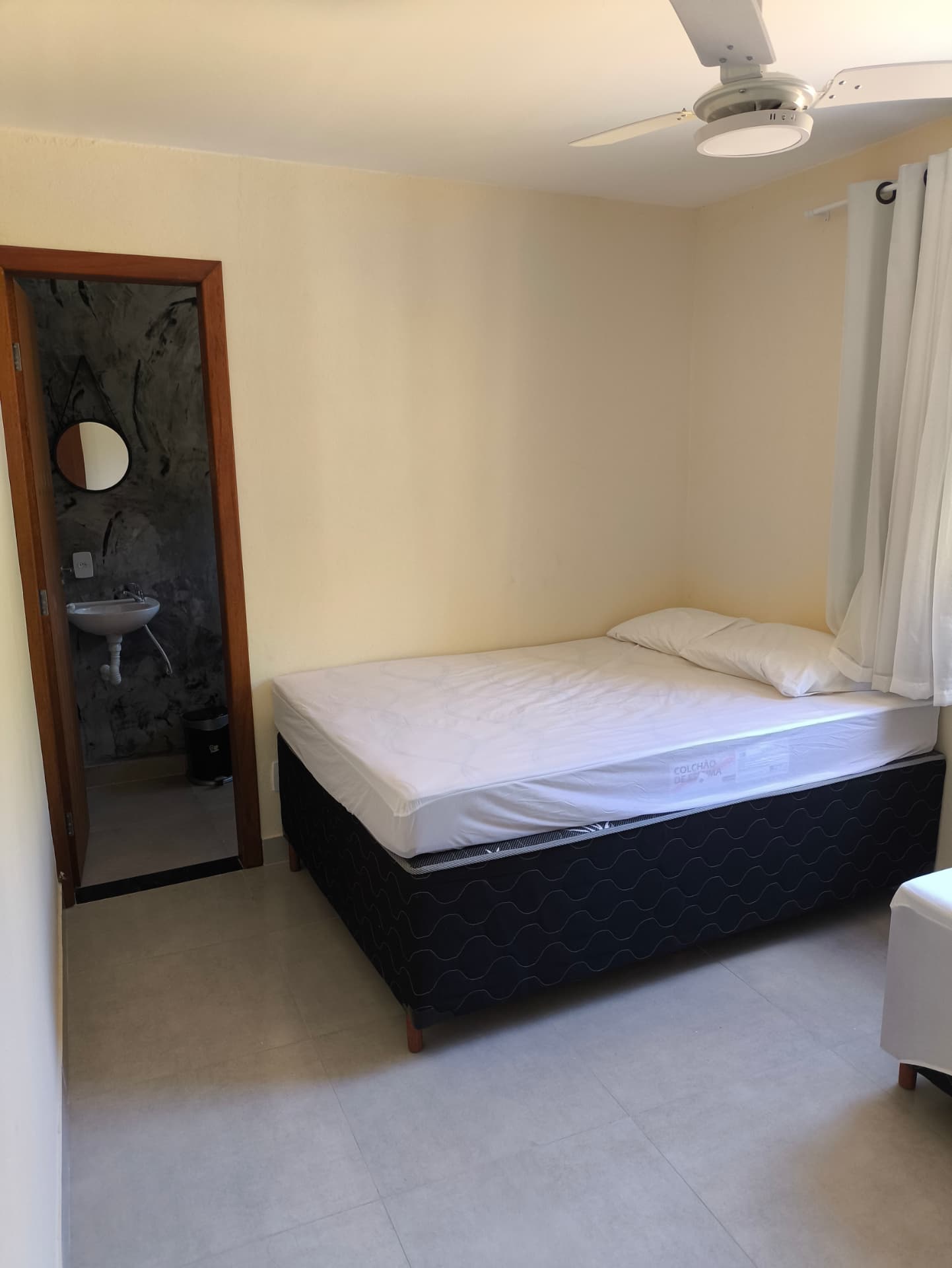 Suíte com cama de casal e banheiro privativo